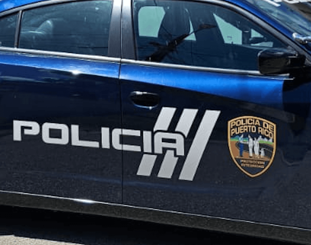 Tres hombres le bloquean el paso a una mujer para hacerle carjacking