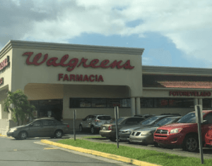 Roban mercancía en farmacia Walgreens