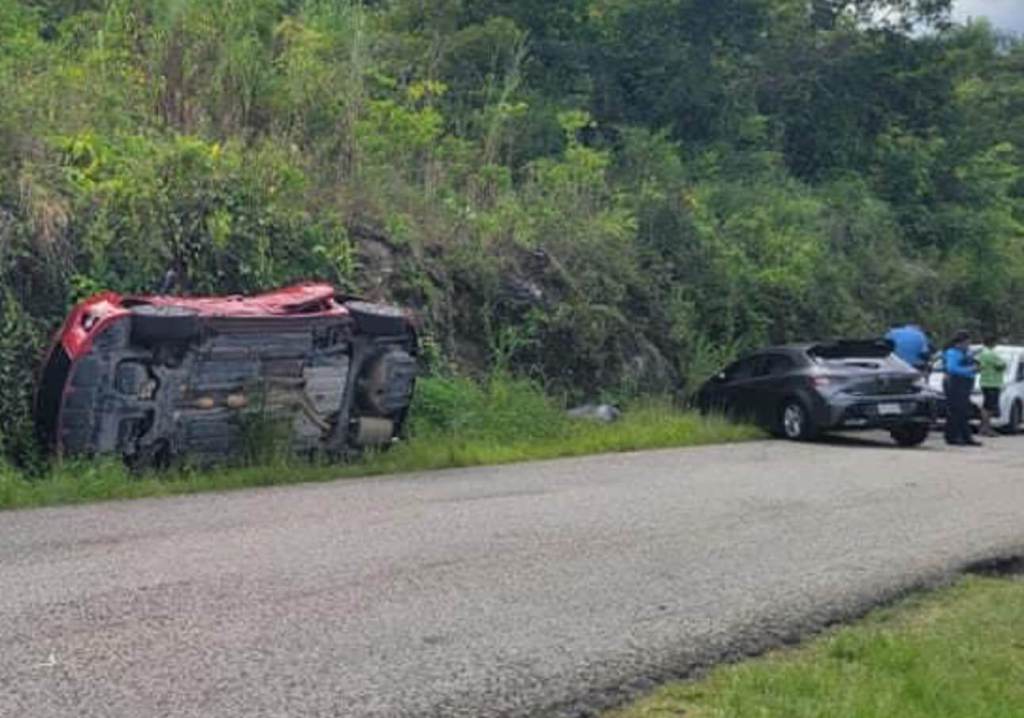 Dos adultos y dos menores heridos en accidente de tránsito