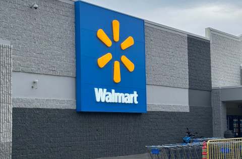 Arrestan mujer por robar en tienda Walmart