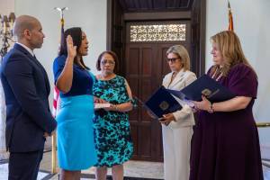 Gobernadora juramenta a Rosachely Rivera Santana como secretaria de Estado