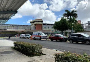 Mujer roba vehículo mediante amenaza en predios del Centro Médico