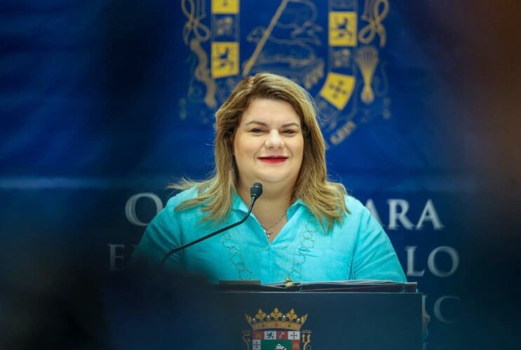 Gobernadora firma 4 leyes y veta otras 5