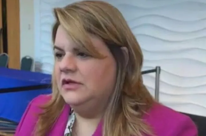 Gobernadora firma ley para permitir disposición digna de restos fetales antes de 20 semanas