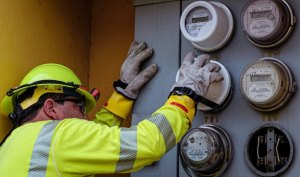 Hombre se queda sin luz porque le robaron el “braker” de la casa