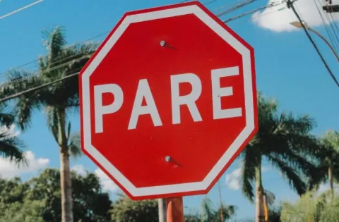 No se detuvo en el Pare y causa grave accidente