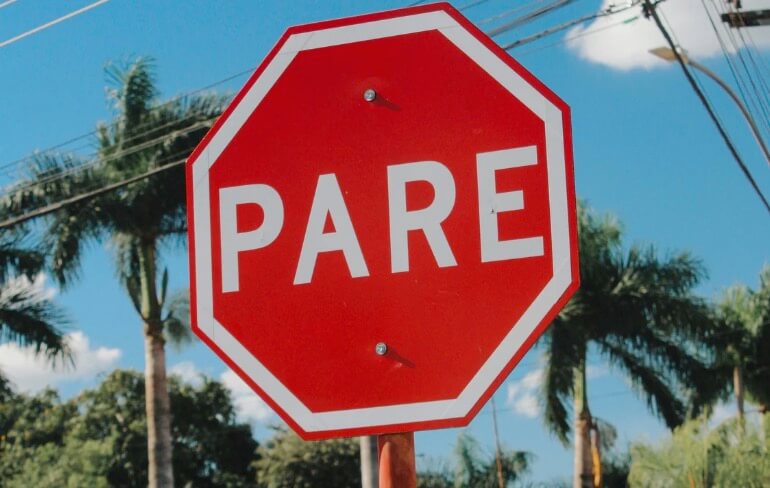 No se detuvo en el Pare y causa grave accidente