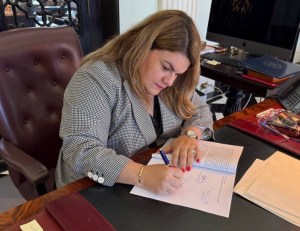 Gobernadora firma varias leyes nuevas y veta algunas medidas