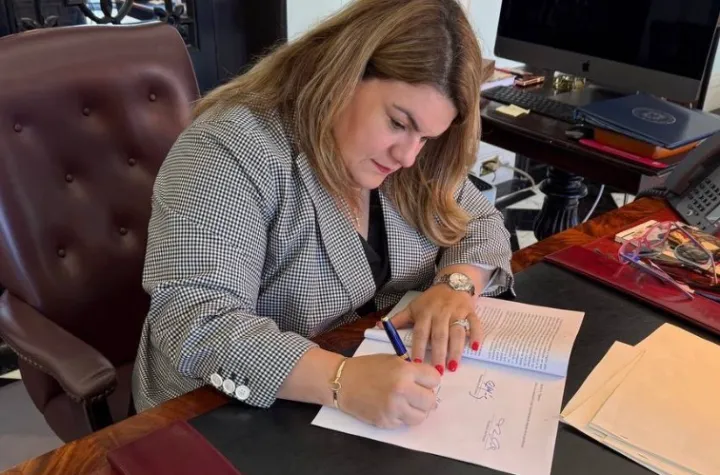 Gobernadora firma ley que impone impuesto de 4 por ciento a beneficiarios futuros de Ley 60