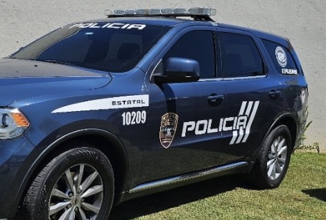 Le roban el carro frente a su casa