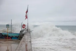 Alcalde de Aguadilla advierte sobre peligros por fuertes marejadas