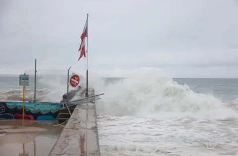Alcalde de Aguadilla advierte sobre peligros por fuertes marejadas