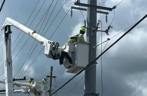 Mal tiempo deja a más de 46,000 clientes sin servicio eléctrico