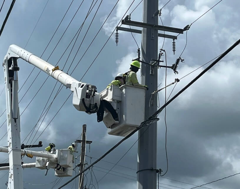 Mal tiempo deja a más de 46,000 clientes sin servicio eléctrico
