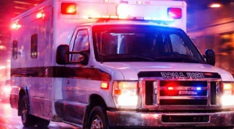 Motociclista resulta gravemente herido tras chocar con una valla