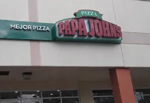 Se roban caja fuerte con dinero en efectivo de Pizzería Papa John’s