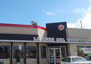 Asaltan restaurante Burger King utilizando un tubo como arma