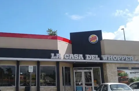 Asaltan restaurante Burger King utilizando un tubo como arma