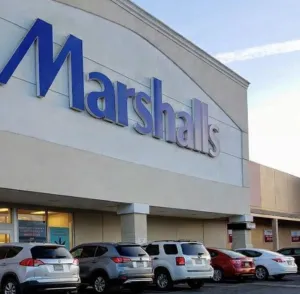 Empleada de Marshalls es agredida por mujer que robó mercancía en la tienda