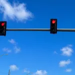 Accidente tras rebasar luz roja deja dos niños heridos