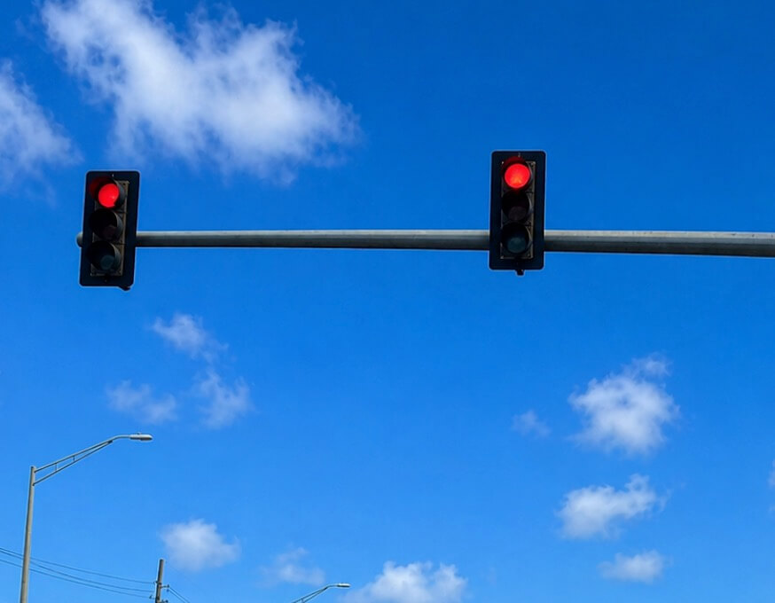 Accidente tras rebasar luz roja deja dos niños heridos