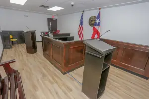 Mujer enfrenta cargos por fraude en viaje a Colombia desde Puerto Rico