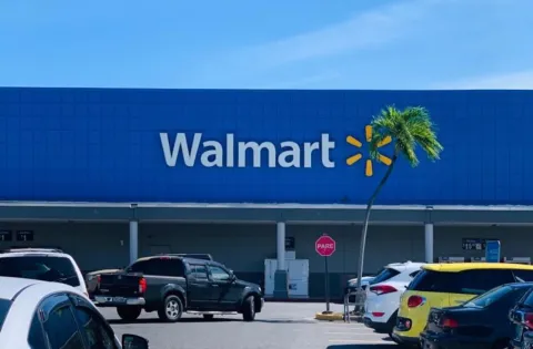 Walmart le negó cambiarle la mercancía e intentó robar en la tienda