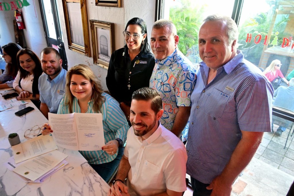 Gobernadora firma varias leyes nuevas