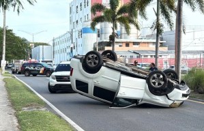 Reportan accidente con vehículo volcado
