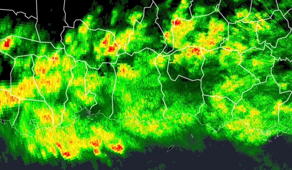 Lluvias provocan advertencias de inundaciones y riesgo en carreteras