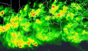 Lluvias provocan advertencias de inundaciones y riesgo en carreteras