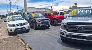 Multan y cierran consesonarios de autos fatulos