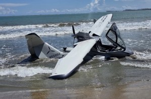 Avioneta se estrelló en la playa; rescatan piloto