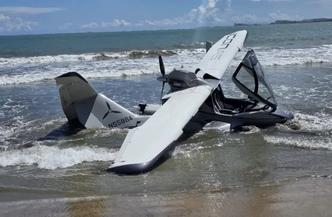 Avioneta se estrelló en la playa; rescatan piloto