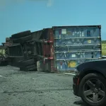 Reportan accidente grave con camión volcado