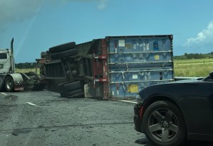 Reportan accidente grave con camión volcado