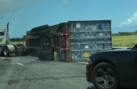 Reportan accidente grave con camión volcado