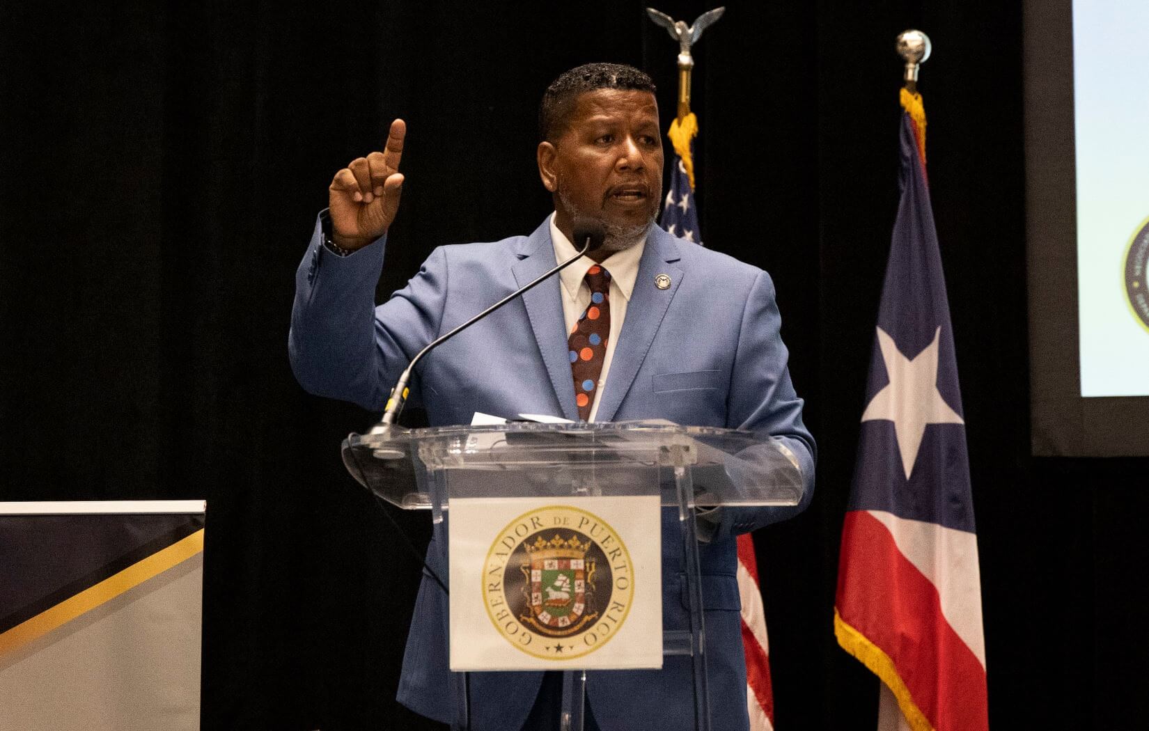 Aprueban exepción para que Nino Correa pueda permanecer como comisionado del NMEAD