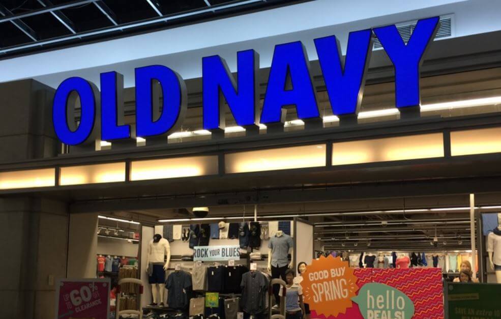 Mujer enfrenta cargos por robo de ropa en tienda Old Navy