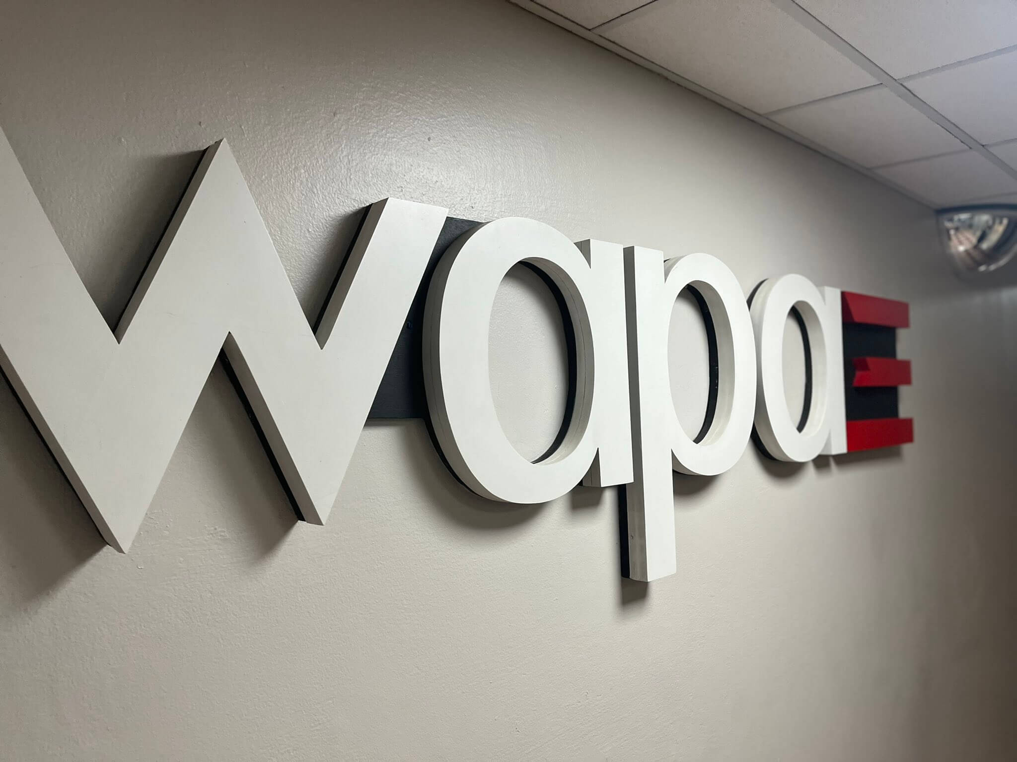 Periodistas de WAPA TV protestan frente al canal exigiendo “paz laboral”